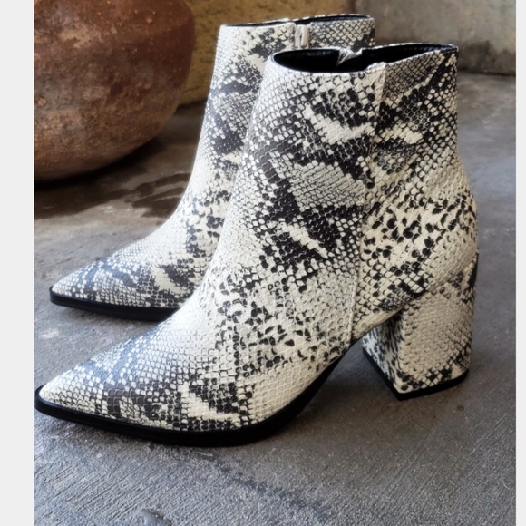 🚨//Coachella Collection// Snake print Bootie - Picture 3 of 6